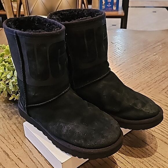 Black Ugg size 7 short glittery top part - Picture 2 of 13